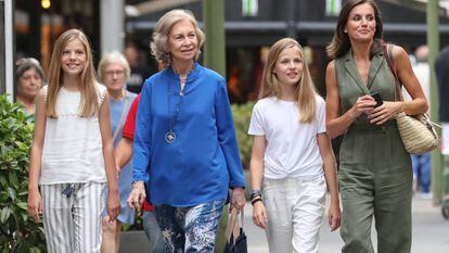 La reina Letizia, con sus hijas y la reina Sofía, por las calles de Palma.