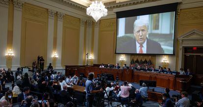 Proyección de un vídeo del expresidente Donald Trump ante el comité que investiga el asalto al Capitolio.