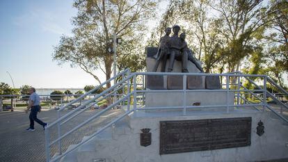 El monumento dedicado a la afición del Recreativo de Huelva ubicado en un acceso del estadio Nuevo Colombino.