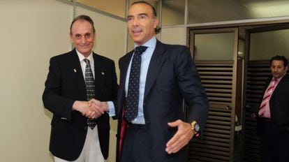 Manuel Ruiz de Lopera y Luis Oliver se saludan tras la compra del Betis por éste último.