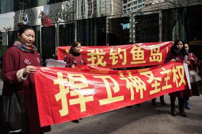 Un grupo de manifestantes protestan contra la política de Japón sobre las islas Senkaku en Hong Kong.