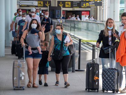 Un grupo de viajeros llega al aeropuerto de Palma de Mallorca, el 13 de junio.