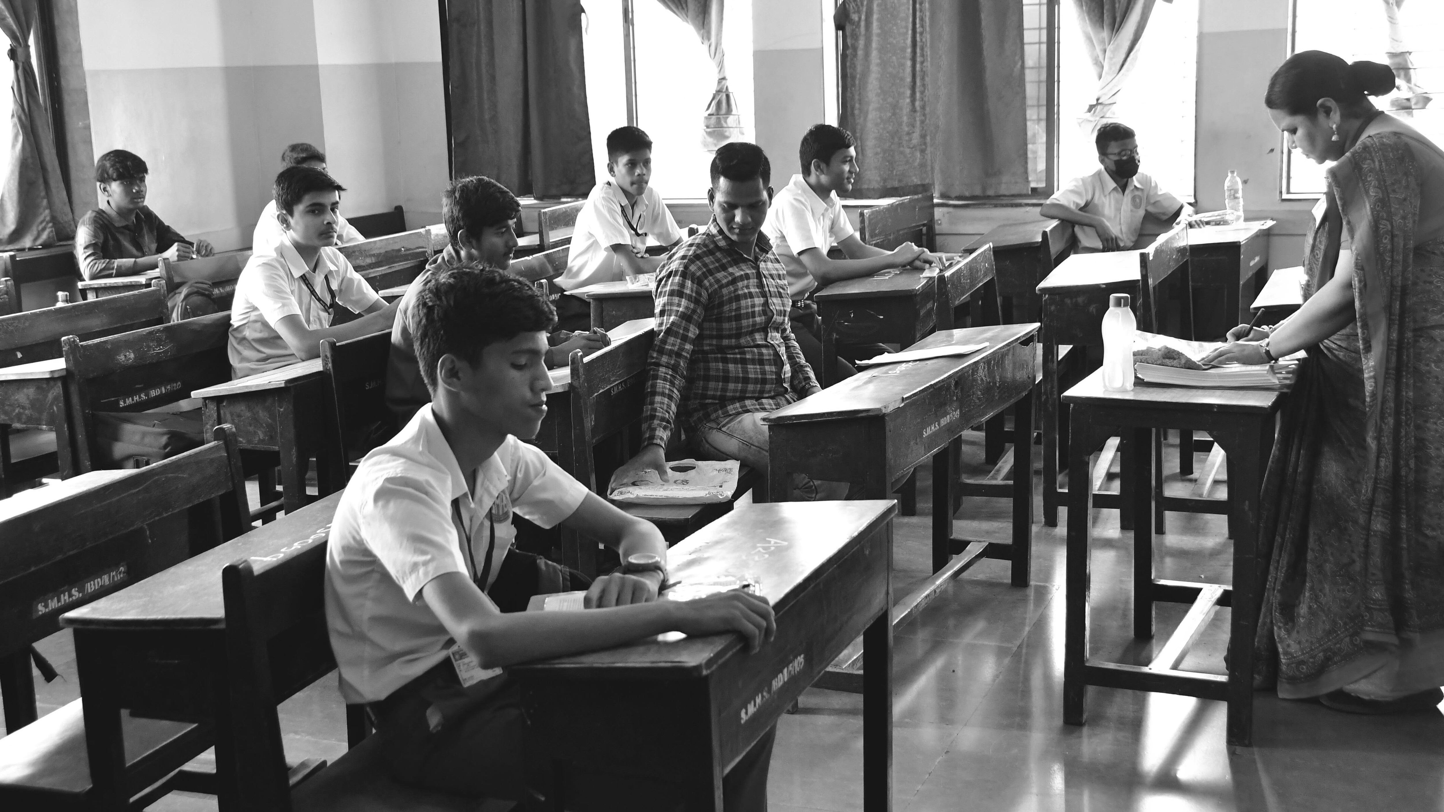 Estudiantes durante una clase en el instituto de Saraswati Mandir, en Mumbai (India), en 2023.