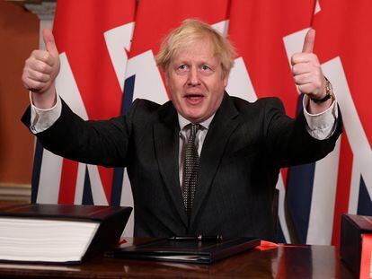 El primer ministro británico, Boris Johnson, celebra la firma del acuerdo del Brexit con Bruselas, el 30 de diciembre de 2020 en Londres.