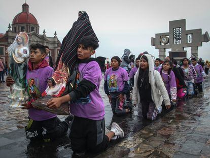 Personas cruzan la explanada de la Basílica de la Virgen de Guadalupe de rodillas, este lunes 11 de diciembre.