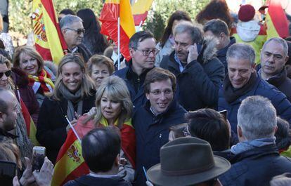 El alcalde de Madrid, José Luis Martínez-Almeida, durante la manifestación de esta mañana.