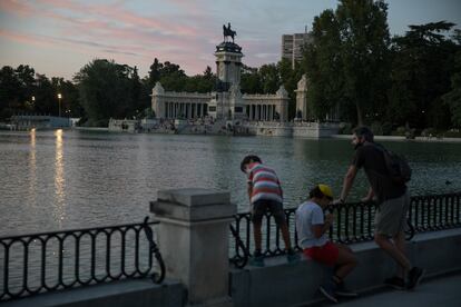 El estanque del Parque del Retiro de Madrid, este sábado al atardecer.