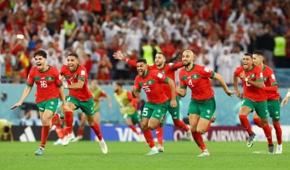 Los futbolistas de Marruecos celebran el pase a cuartos de final ante la selección española tras imponerse en la tanda de penaltis. 