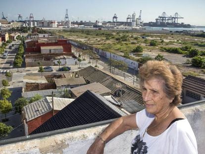 Carmen Valls, en el terrado de su casa en Natzaret, Valencia. Detrás, la zona que fue playa, y el puerto. FOTO: MÒNICA TORRES / VÍDEO: RAFA GASSÓ