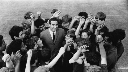 Manuel Santana rodeado de recogepelotas en Wimbledon tras su victoria en el torneo de tenis, en 1966.