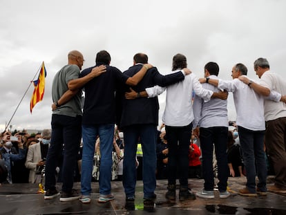 Los siete líderes políticos que estaban recluidos en Lledoners, en un acto a las puertas del penal, el 23 de junio de 2021.