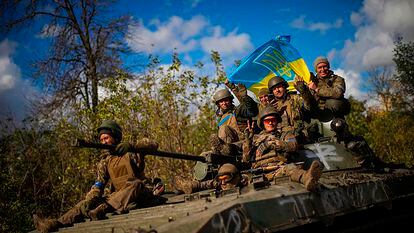 Ukrainian soldiers fly the national flag.