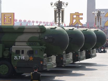Lanzaderas de misiles intercontinentales chinos DF-41, con capacidad nuclear, participan en un desfile militar en Pekín.