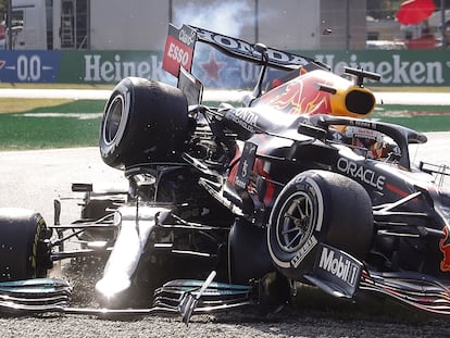 El coche de Verstappen encima del Mercedes de Hamilton en el accidente ocurrido en el Gran Premio de Italia en el circuito de Monza.