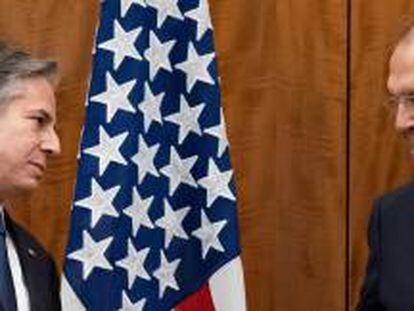 El secretario de Estado de Estados Unidos, Antony Blinken, saluda al ministro de Asuntos Exteriores ruso, Sergei Lavrov.