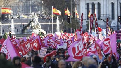 La manifestaci&oacute;n convocada hoy por CC OO y UGT en Madrid para recuperar los derechos perdidos y presionar al Gobierno.
