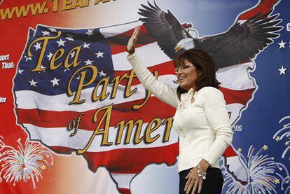 Sarah Palin saluda durante un acto organizado por el Tea Party en Indianola, Iowa, el 3 de septiembre de 2011.