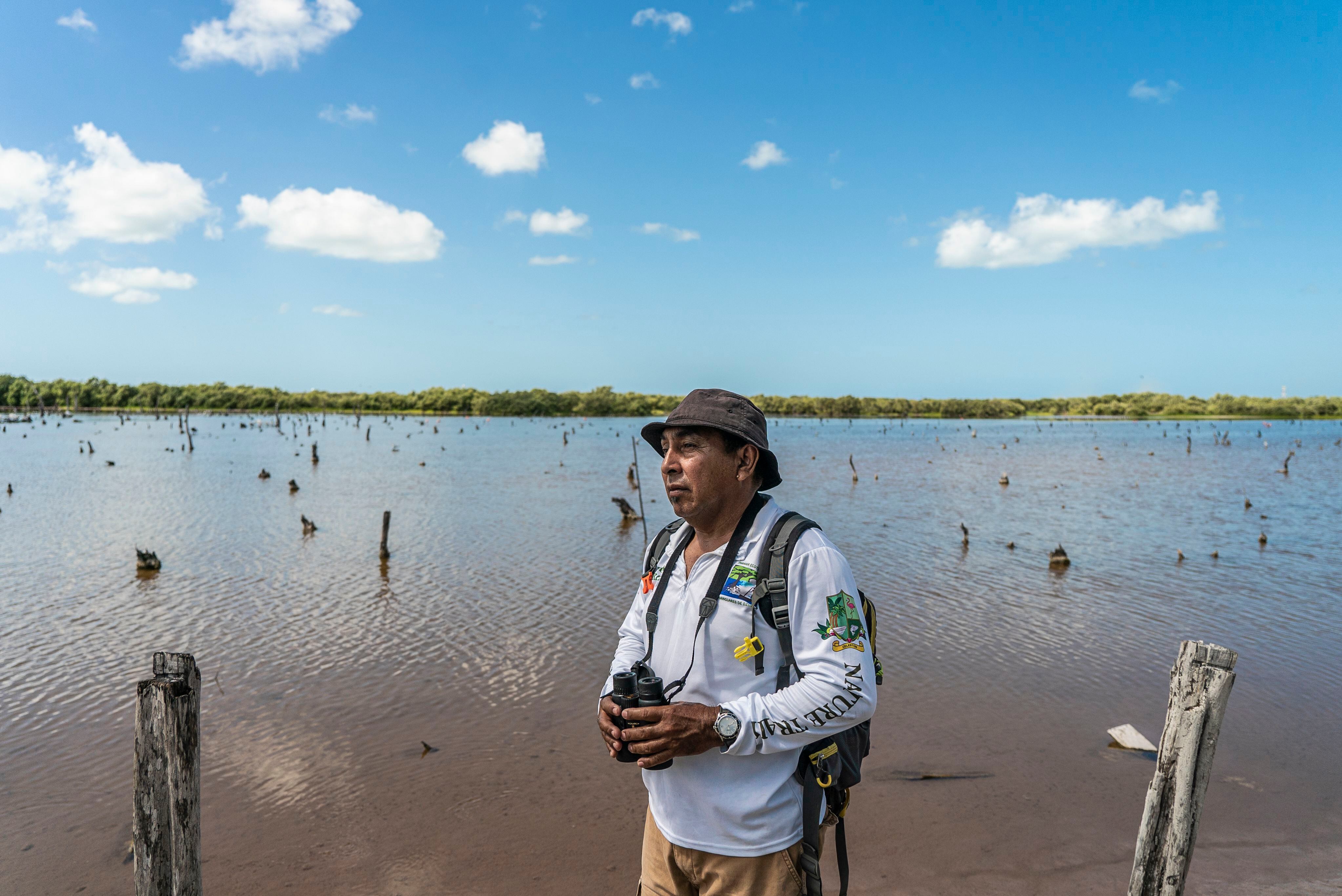 El guía turístico Efraín Pérez insiste siempre en un mensaje para concienciar a los visitantes de que deben proteger los manglares. 