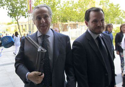 El expresidente de Caja Madrid, Miguel Blesa, izquierda.