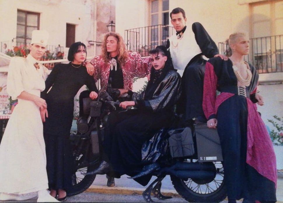 Xavier Font, Bárbara Rabanelo (modelo italiana que trabajaba con Locomía), Gard Passchier, Manuel Arjona, Raimundo (amigo de Locomía) y Luis Font posan en Ibiza en los ochenta. 
