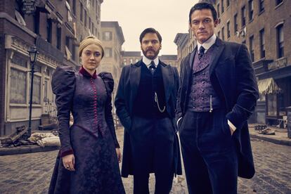 La investigación de unos asesinatos de niños prostitutos en la Nueva York de finales del siglo XIX es el centro de esta historia protagonizada por Daniel Brühl, Dakota Fanning y Luke Evans. Aunque tendrá segunda temporada con una investigación diferente pero los mismos personajes, compite como miniserie en los Globos de Oro y opta a dos estatuillas.