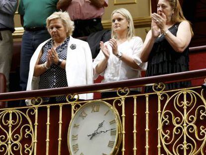 &Aacute;ngeles Pedraza, presidenta de la AVT, Mari Mar Blanco, de la Fundaci&oacute;n V&iacute;ctimas del Terrorismo, y Pilar Manj&oacute;n, de la Asociaci&oacute;n 11-M. Afectados por el Terrorismo, en la tribuna de invitados en el Congreso. 