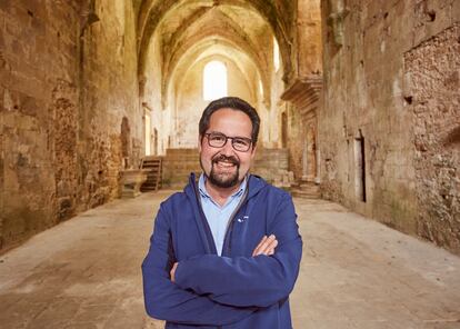 Para Juanmi Gutiérrez verlar por el patrimonio de los pueblos es cuidar de sus habitantes. “Por ejemplo, en una iglesia has despedido a tus seres queridos, has celebrado bautizos, te has casado. Cuando una iglesia de un pueblo se cae también lo hace parte de la vida presente de esas personas”, sostiene.