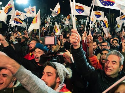 Simpatizantes de Ciudadanos festejan la victoria, este jueves, en Barcelona. En vídeo, Arrimadas interviene durante la celebración de su triunfo.