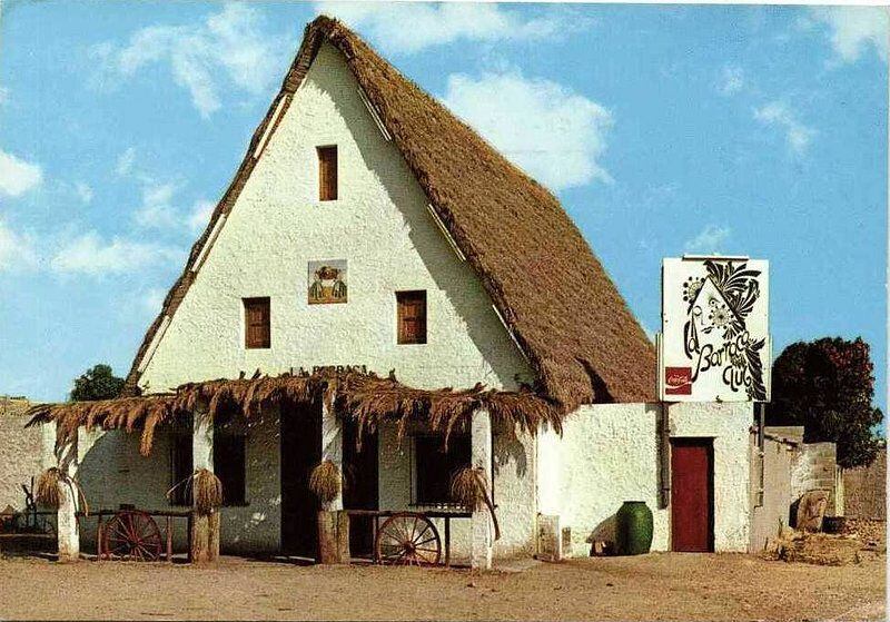 La ubicación original de la discoteca Barraca fue una construcción de labradores típica del levante español, de la que además tomó el nombre. |