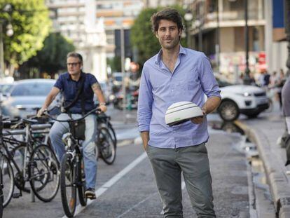 El director general de Lime España, Álvaro Salvat, con el casco de la startup Closca. 