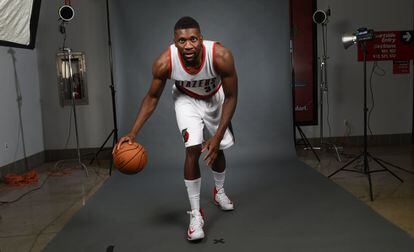 Festus Ezeli, uno de los damnificados por el fichaje de Kevin Durant por los Golden State Warriors, posa con la camiseta de su nuevo equipo, los Portland Trail Blazers.