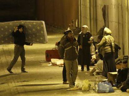 Los rumanos que viven bajo el puente de la avenida de América montan su campamento todas las noches.