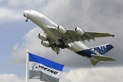Un Airbus A380 sobrevuela el área de exposición de Boeing en la feria aeronáutica de Le Bourget (París).