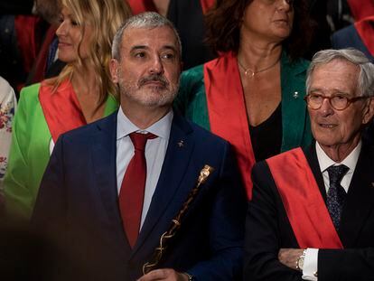 Investidura de Jaume Collboni, candidato del PSC como nuevo alcalde de Barcelona. En la imagen, Collboni junto a Xavier Trias durante la foto oficial. ALBERT GARCIA