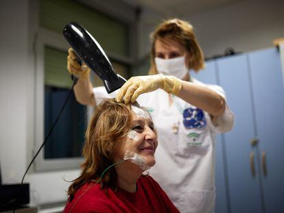 Manuela Extremera se prepara en la Unidad de Sueño del Hospital Universitario Virgen de las Nieves de Granada para una polisomnografía, el estudio más completo posible en este ámbito.