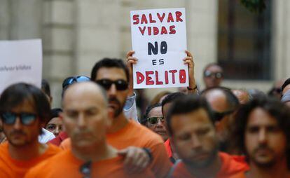 Concentración en apoyo a los tres bomberos, este lunes en Sevilla.