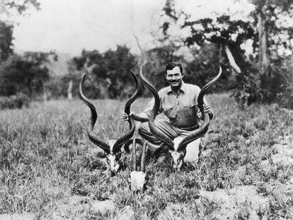 Ernest Hemingway, en 1937 en una expedición de caza en África.