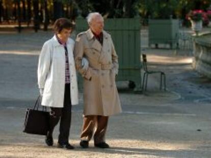 Dos ancianos jubilados paseando.