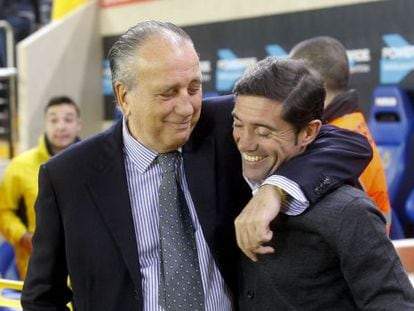 El presidente del Villarreal, Fernando Roig, abraza a Marcelino. 
