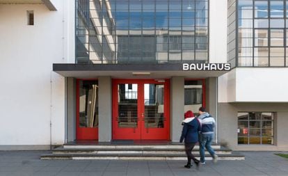 Entrada a la escuela Bauhaus de Dessau.