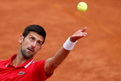 Djokovic, durante la final. Es la sexta final entre ambos en Roma, donde Nadal, vencedor en 2009, 2012 y 2019, domina por 3-2 a Djokovic, que derrotó al español en las finales de 2011 y 2014.