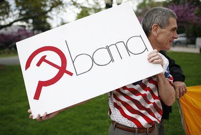 Un seguidor del Tea Party muestra una pancarta contra Obama en una manifestación en abril de 2010.