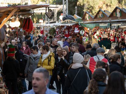 Un grupo de personas en el mercado navideño de la Fira de Santa Llúcia, a 9 de diciembre de 2022, en Barcelona.