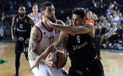 Vincent Poirier, del Baskonia, trata de anotar ante Muhammed Baygül.