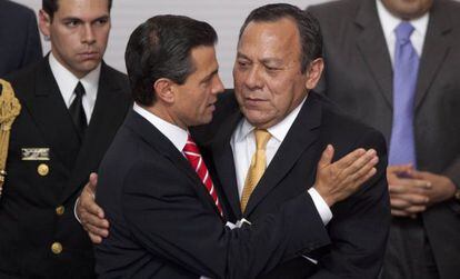 Peña Nieto abraza a Jesús Zambrano tras firmar la reforma.