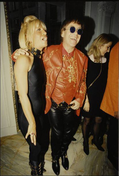 La relación de amistad de Elton John y Donatella Versace se remonta desde hace muchos años. El músico era un gran amigo del Giani Versace y se le solía ver en algunos de los desfiles del difunto diseñador.