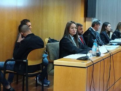 Los dos acusados, en la primera jornada del juicio por el homicidio de José Rosado en 2021 en Madrid.
