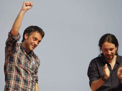 El secretario general de Podemos, Pablo Iglesias, a la derecha, aplaude al candidato a la alcaldía de A Coruña, Xulio Ferreiro.