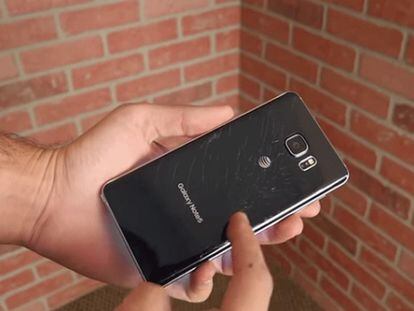 El Samsung Galaxy Note 5 muestra su resistencia en vídeo