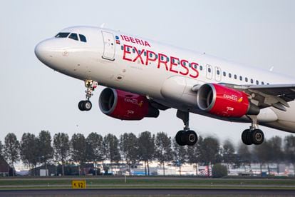 Un avión de Iberia Express en el aeropuerto de Ámsterdam, en abril de este año.